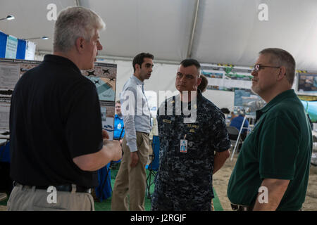 170526-N-PO203-312 CAMP PENDLETON, Kalifornien (26. April 2017) Lee Mastroianni, Rohr-ins Leben gerufen links, Projektleiterin bei der Office des Naval Research (ONR), spricht mit Dr. David E. Walker, Direktor, ONR Bürotechnik und ONR Command Master Chief Matt Matteson, über den Prototyp Heuschrecke (Low-Cost Unmanned Aerial schwärmen Fahrzeugtechnik) Drohnen während der Ship-to-Shore Manöver Erforschung und Erprobung (S2ME2) Advanced Marine Technologie Übung (ANTX) 2017 im Marine Corps Base Camp Pendleton , California. S2ME2 ANTX bringt Industrie, Hochschulen und dem Naval Research Development Establishme Stockfoto