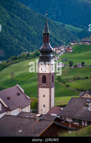 Kirche in dem Bergdorf in der Region Südtirol, Norditalien Stockfoto