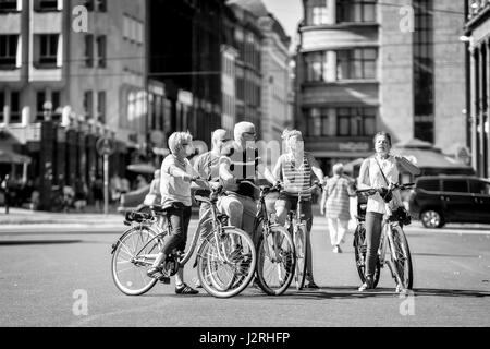 RIGA, Lettland - 14. August 2015: Gruppe von Touristen auf Fahrräder in den Straßen. Geführte Tour von einem Guide geführt. Stockfoto