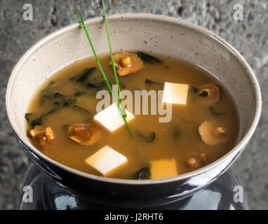 Miso-Suppe in Schüssel Stockfoto