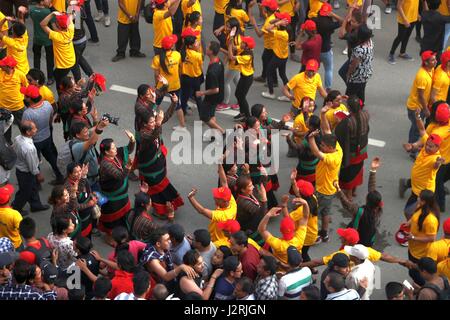 Lalitpur, Nepal. 30. April 2017. In der Streitwagen-Prozession der Rato Machhendranath mitmachen, ist Gott des Regens am ersten Tag des einmonatigen Festival vom Pulchowk in Richtung Gabhal.Rato Machhendranath bekannt als der Gott des Regens und Hindus und Buddhisten Anbetung für gute Regen, Dürre während der Erntezeit von Reis zu verhindern. Bildnachweis: Archana Shrestha/Pacific Press/Alamy Live-Nachrichten Stockfoto