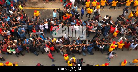 Lalitpur, Nepal. 30. April 2017. In der Streitwagen-Prozession der Rato Machhendranath mitmachen, ist Gott des Regens am ersten Tag des einmonatigen Festival vom Pulchowk in Richtung Gabhal.Rato Machhendranath bekannt als der Gott des Regens und Hindus und Buddhisten Anbetung für gute Regen, Dürre während der Erntezeit von Reis zu verhindern. Bildnachweis: Archana Shrestha/Pacific Press/Alamy Live-Nachrichten Stockfoto