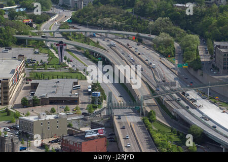 Blick auf 17 Nord und Süd gebunden Gassen in Cincinnati, Ohio. Stockfoto