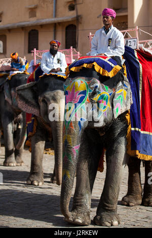 Elefanten und ihre Mahouts warten auf Touristen holen und tragen sie bis zu Amber Fort in Jaipur in Rajasthan, Indien. Stockfoto