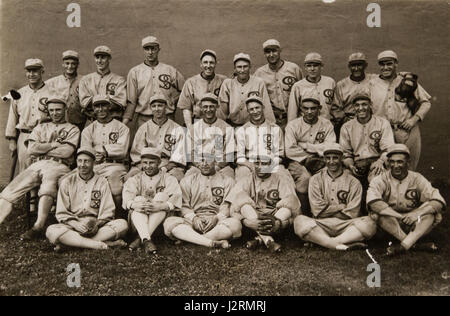 Die Chicago White Sox 1919 waren ein Baseballteam der Major League, das für den Black Sox-Skandal berüchtigt wurde, in dem mehrere Spieler beschuldigt wurden, die World Series im Austausch gegen Bestechungsgelder zu werfen. Stockfoto