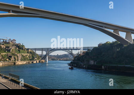 Blick auf drei Brücken zwischen Porto und Vila Nova De Gaia: Infante D. Henrique Brücke und Eisenbahnbrücken Maria Pia (alt) und Saint John, Portugal Stockfoto