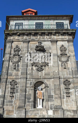 Monumentalbrunnen (Fonte da Ribeira) mit einem Johannes der Täufer-Statue am Ribeira Platz Stadt Porto, die zweitgrößte Stadt in Portugal Stockfoto