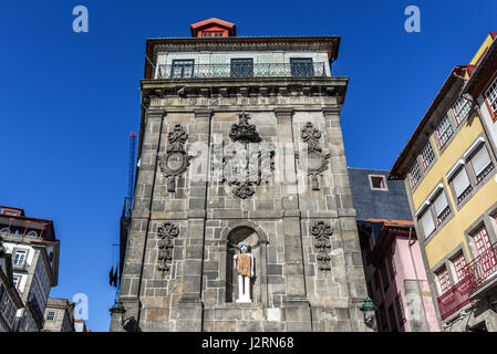 Monumentalbrunnen (Fonte da Ribeira) mit einem Johannes der Täufer-Statue am Ribeira Platz Stadt Porto, die zweitgrößte Stadt in Portugal Stockfoto