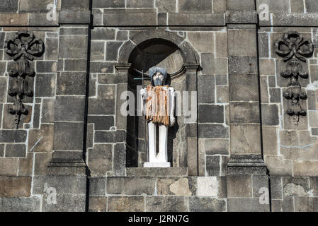 Hautnah Monumentalbrunnen (Fonte da Ribeira) mit einem Johannes der Täufer-Statue auf Ribeira Platz in Porto, zweitgrößte Stadt in Portugal Stockfoto