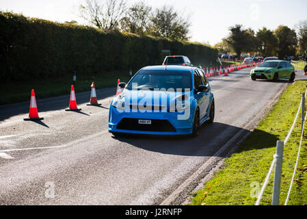 Goodwood Motor Circuit, Chichester, West Sussex, Großbritannien. 6. November 2016. Blaues Auto Ford Focus RS beim Goodwood Motor Circuit zum Goodwood "Hot Hatch" (Fließheck) Frühstück Club Car Treffen Event an einem kalten und frischen, sonnigen Wintermorgen. © Will Bailey / Alamy Stockfoto