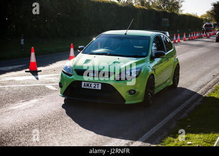 Goodwood Motor Circuit, Chichester, West Sussex, Großbritannien. 6. November 2016. Ford Focus RS in grün Fahrzeug in Goodwood Motor Circuit zum Goodwood "Hot Hatch" (Fließheck) Breakfast Club Car Treffen Event an einem kalten, frischen, sonnigen Wintermorgen. © Will Bailey / Alamy Stockfoto