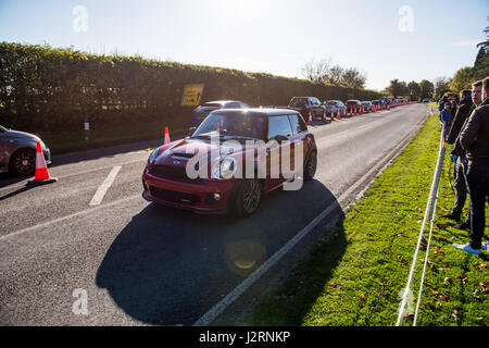 Goodwood Motor Circuit, Chichester, West Sussex, Großbritannien. 6. November 2016. Rote Mini John Cooper Works Fahrzeug in Goodwood Motor Circuit zum Goodwood "Hot Hatch" (Fließheck) Breakfast Club Car Treffen Event an einem kalten, frischen, sonnigen Wintermorgen. © Will Bailey / Alamy Stockfoto