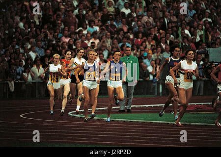 1500-m-Finale 1972 Olympische Frauen (die italienische Mittelstreckenläuferin Paola Pigni während des 1500-Meter-Finalrennens). Schließlich wurde sie Dritter und gewann eine Bronzemedaille. Neben ihr, von links, Ilja Keizer-Laman und Berny Boxem-Lenferink (Holland), Jenny Orr (Australien), Karin Burneleit (DDR), Tamara Pangelova (UdSSR), Gunhild Hoffmeister (DDR) und Sheila Taylor-Carey (UK). Rechts, kaum sichtbar, die Siegerin des Rennens, Lyudmila Bragina (UdSSR). München, 9. September 1972. 7 Jennifer Orr 96 Sheila Carey, 124 Karin Krebs, 132 Gunhild Hoffmeister, 178 Ellen Tittel, 188 Be Stockfoto
