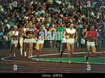 1500-m-Finale 1972 Olympische Spiele Frauen 2 (die italienische Mittelstreckenläuferin Paola Pigni während des 1500-Meter-Finalrennens. Schließlich wurde sie Dritter und gewann eine Bronzemedaille. Neben ihr, von links, Ilja Keizer-Laman und Berny Boxem-Lenferink (Holland), Jenny Orr (Australien), Karin Burneleit (DDR), Tamara Pangelova (UdSSR), Gunhild Hoffmeister (DDR) und Sheila Taylor-Carey (UK). Rechts, kaum sichtbar, die Siegerin des Rennens, Lyudmila Bragina (UdSSR). München, 9. September 1972. Stockfoto