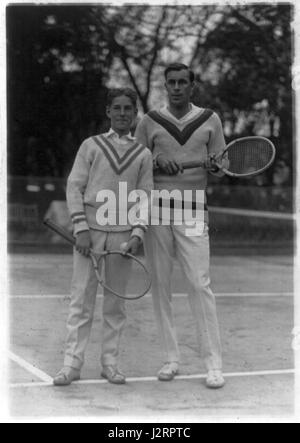 Bill Tilden und Sandy Weiner, Tennisplatz im Weißen Haus, 1923. William Tatem Tilden II (10. Februar 1893 – 5. Juni 1953), auch Big Bill genannt, war ein US-amerikanischer Tennisspieler. Tilden war von 1920 bis 1925 sechs Jahre lang Amateur der Welt und wurde 1931 und 1932 von Ray Bowers und 1933 von Ellsworth Vines als Profi der Welt eingestuft. Er gewann 14 große Einzeltitel, darunter 10 Grand-Slam-Events, One World Hard Court Championships und drei professionelle Majors. Er war der erste Amerikaner, der Wimbledon gewann und 1920 den Titel gewann. Stockfoto