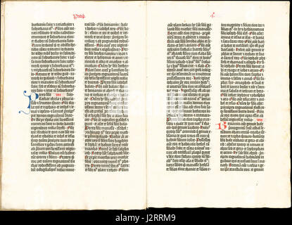 Die 36-zeilige Bibel, auch als Gutenberg-Bibel bekannt, war eines der ersten großen Bücher, die mit beweglicher Schrift gedruckt wurden. Seine Bedeutung liegt in seiner Rolle in der Geschichte des Buchdrucks und der Verbreitung der Literatur in der westlichen Welt. Stockfoto