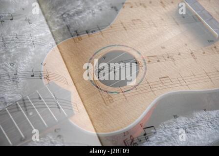 Ukulele und Musik, Reiter und Notation. Doppelbelichtung Stockfoto