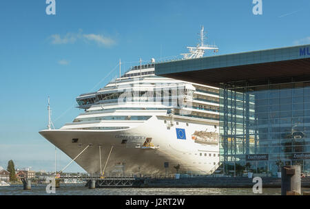 Amsterdam, Niederlande - 9. September 2015: Das Kreuzfahrtschiff Costa Pacifica vertäut am Kai des Flusses IJ in Amsterdam, Niederlande Stockfoto