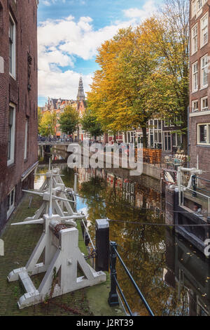 Amsterdam, Niederlande – 30. Oktober 2016: Die Sperre zwischen Сanal Oudezijds Kolk und Oudezijds Voorburgwal im Zentrum von Amsterdam Stockfoto
