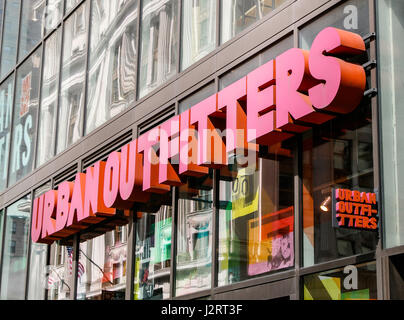 Das Zeichen über eine Urban Outfitters store in Manhattan. Stockfoto