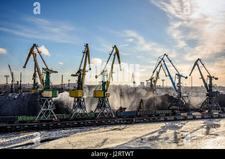 Kalten Wintermorgen. Hafen tippt Reihe entlang der Kohle Umgang mit terminal Küste. Stockfoto