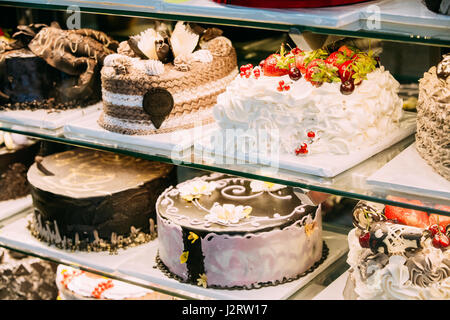 Verschiedene Arten von Kuchen In Pastry Shop-Glas-Display. Gute Auswahl an Süßwaren Stockfoto