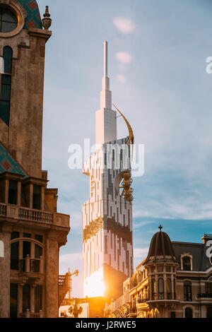 Batumi, Adscharien, Georgia - 27. Mai 2016: Gebäude des Schwarzen Meeres technologische Universität Batumi im Abendlicht am Sommerabend. Stockfoto