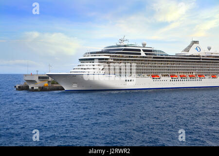 Kreuzfahrtschiff im Hafen von Monte Carlo Stockfoto