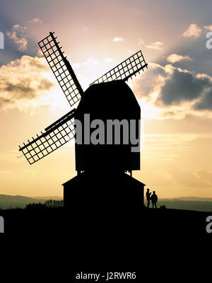 Ehepaar und Hund neben Brill Windmühle, Brill, Buckinghamshire, England. Die Mühle stammt aus 1680er Jahren. Stockfoto