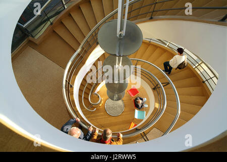 Auf der Suche nach unten eine Wendeltreppe im De La Warr Pavilion, Bexhill, East Sussex Stockfoto