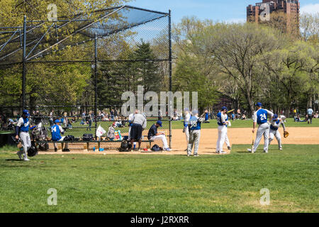 Softball-Spiel auf dem Great Lawn abzusenken im Central Park, New York, USA Stockfoto