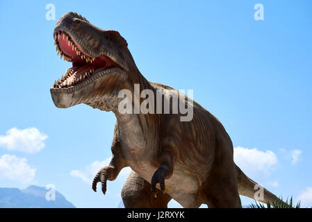 Algar, Spanien - 8. April 2017: Realistisches Modell eines Tyrannosaurus Rex in den Dino-Park-Algar. Es ist eine einzigartige Unterhaltung und Bildung Park. Spanien Stockfoto