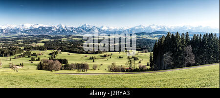Panoramablick auf die Allgäuer Alpen im Frühjahr Stockfoto