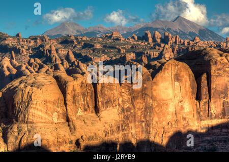 Sandstein Kuppeln und Flossen, steilen Klippen und natürliche Bögen ausbrechen aus der Wüstenlandschaft im hinter the Rocks Wilderness Untersuchungsgebiet in Moab Valley, Utah. Stockfoto