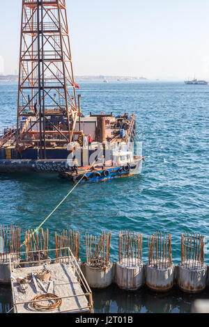 ISTANBUL, Türkei, 4. März 2017 - Istanbuls neue Galataport Kreuzfahrt Hafen Bauprozess mit arbeitsrechtlichen Arbeitnehmer auf schwimmenden Website in Kadiköy Stockfoto