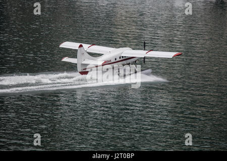 Wasserflugzeug Landung im Hafen von Juneau, Alaska. Stockfoto