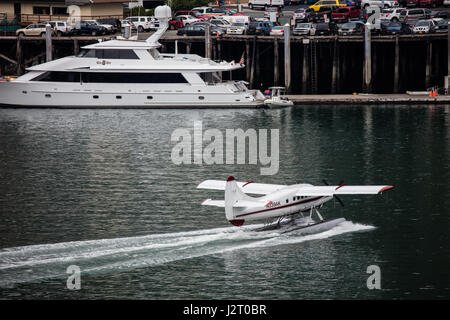 Wasserflugzeug Landung im Hafen von Juneau, Alaska. Stockfoto