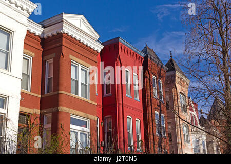 Bunte städtische Architektur von suburban Washington Dc, USA. historischen Ziegel Reihenhäuser in der US-Hauptstadt. Stockfoto