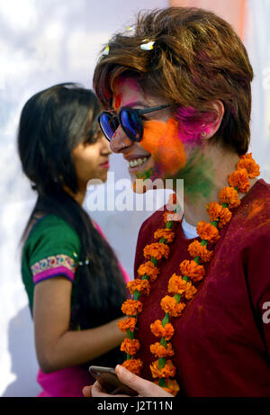 Glückliche junge Mann auf Holi Farbe festival Glückliche junge Frau auf Holi Farbe festival Stockfoto