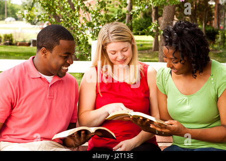 Heterogene Gruppe von Menschen sprechen und lesen. Stockfoto