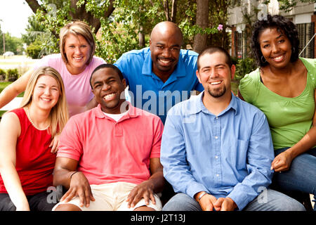 Heterogene Gruppe von Menschen reden und lachen. Stockfoto