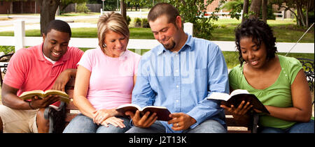 Heterogene Gruppe von Menschen sprechen und lesen. Stockfoto