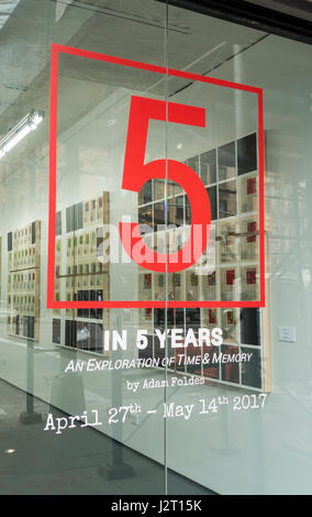 5 in 5 Jahren, eine Auseinandersetzung mit der Zeit & Geld von Adam Foldes, eine Kunstausstellung Stockfoto