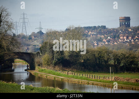 Norton-Wasserturm in Runcorn aus Cheshire Ringkanal, Daresbury, England, nr Warrington Stockfoto