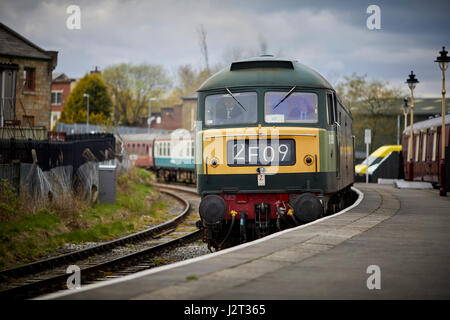 Eine Klasse 47 Lokomotiven und mk1 Coach bei Heywood auf ELR East Lancashire Railway, eine erhaltene Heritage-Linie in Bury, Greater Manchester Stockfoto