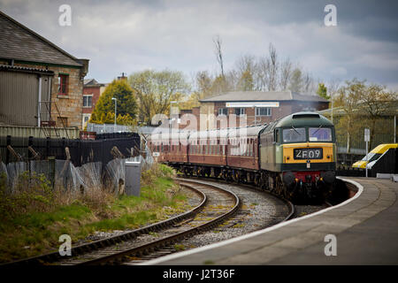 Eine Klasse 47 Lokomotiven und mk1 Coach bei Heywood auf ELR East Lancashire Railway, eine erhaltene Heritage-Linie in Bury, Greater Manchester Stockfoto