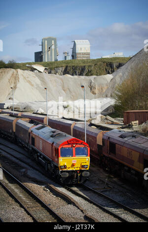 Klasse 66 Güterzüge Cemex-Steinbruch in Taube Löcher High Peak District von Derbyshire nr Buxton. Stockfoto