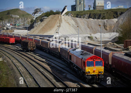 Klasse 66 Güterzüge Cemex-Steinbruch in Taube Löcher High Peak District von Derbyshire nr Buxton. Stockfoto