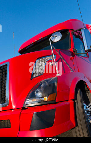 Modernen Big Rig Sattelschlepper in roter Farbe auf dem blauen Himmelshintergrund Stockfoto