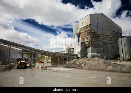 Muldenkipper Cemex-Steinbruch in Taube Löcher High Peak District von Derbyshire nr Buxton. Stockfoto